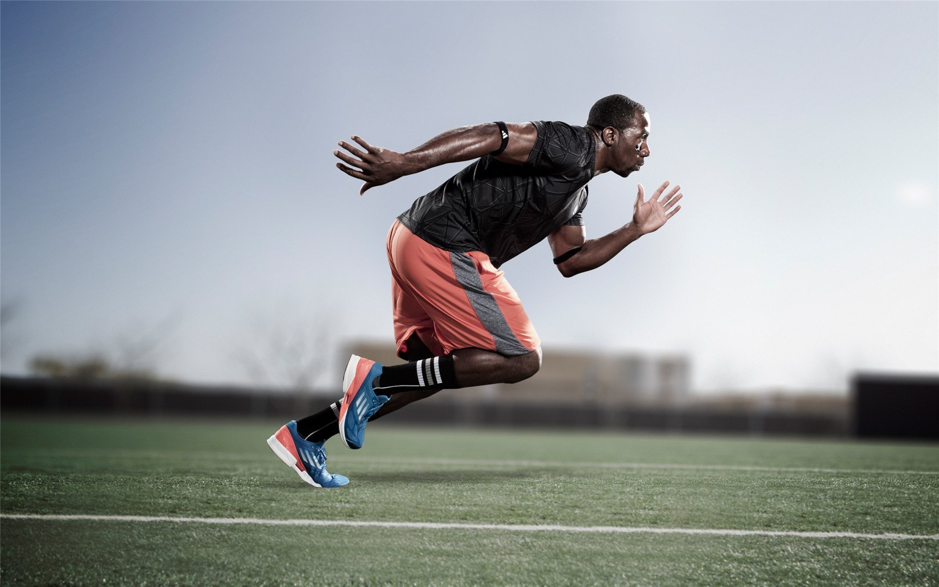 比利时骑手弗洛尔·德·温内在2024年欧洲三项赛锦标赛中以“Thunder”马匹获得个人铜牌，表现出色。